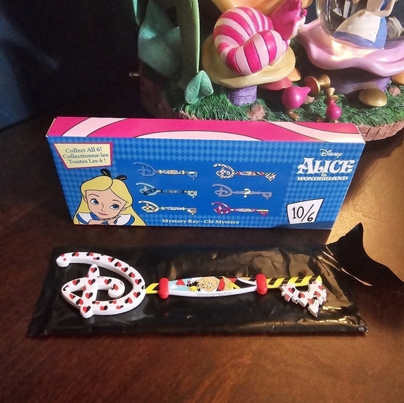 Disney Alice in Wonderland Queen of Hearts Mystery Key - Picture 1 of 3